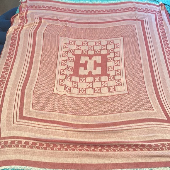 Escada scarf/wrap - Picture 4 of 9